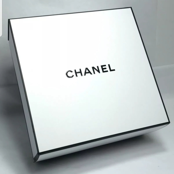 Chanel Gift Box - Picture 2 of 4